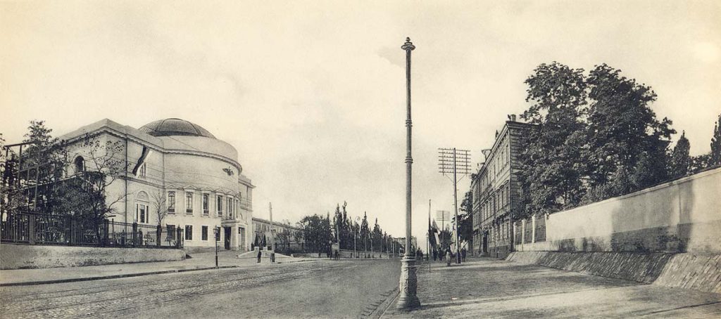 Старовинне фото, вид будівлю музею з перехрестя вулиць Володимирської та Богдана Хмельницького